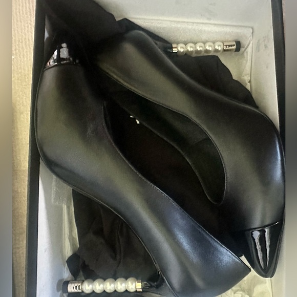 Chanel 2020 cap-toe lamb skin pumps with pearl heel (new in box) sz. 41 - Picture 5 of 6